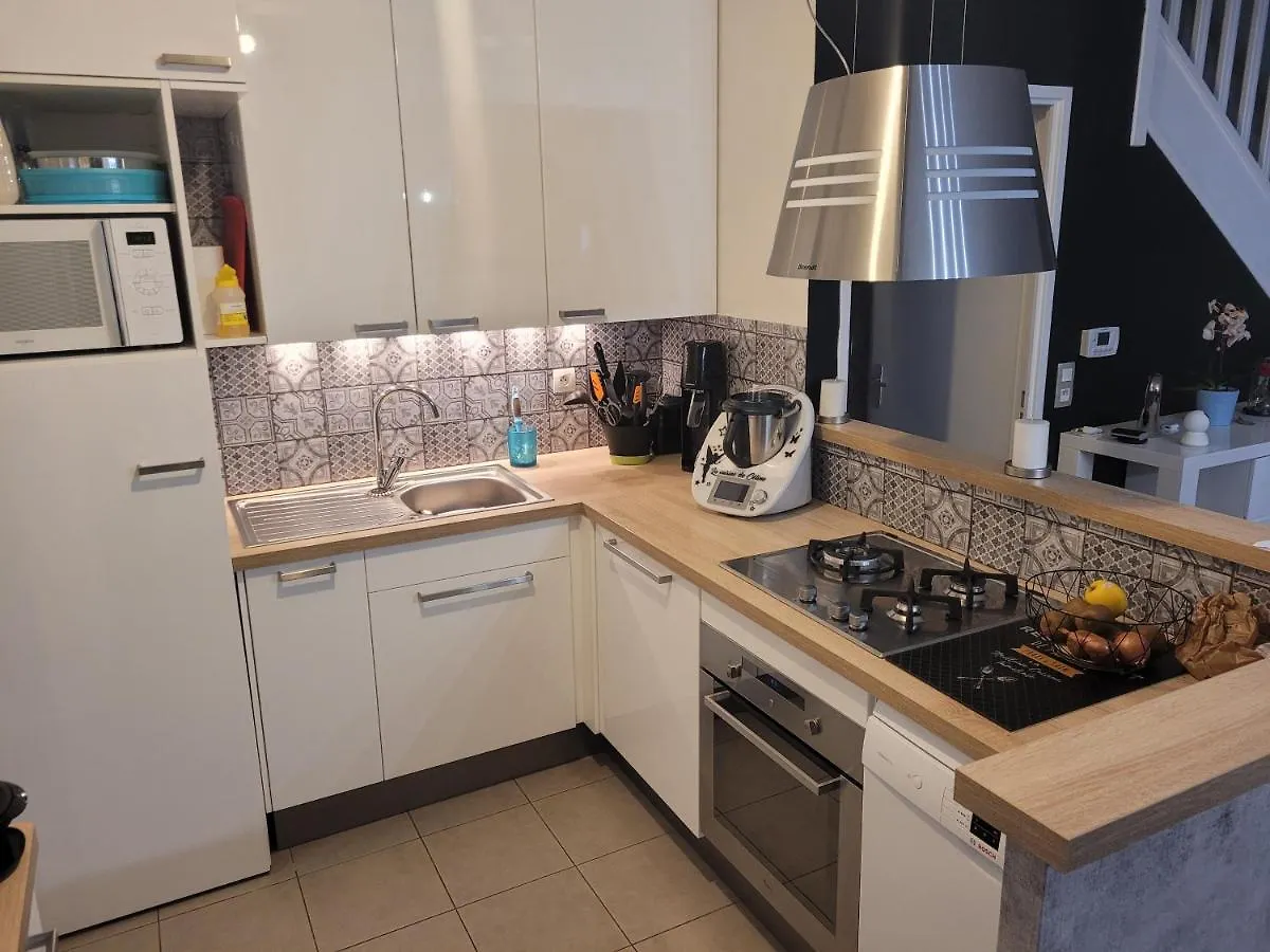 Chez Celine Apartment Geveze 0*,